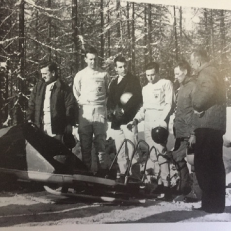 Jim s'apprête à tester un bobsleigh à Cortina d'Ampezzo